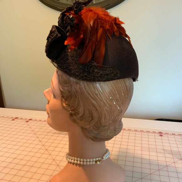 Vintage 1930s -1940s Brown felt wool Cloche style hat w/ sequins & rust feathers main image 3